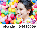 京都の観光地を散策する着物姿の若い女性 94630099