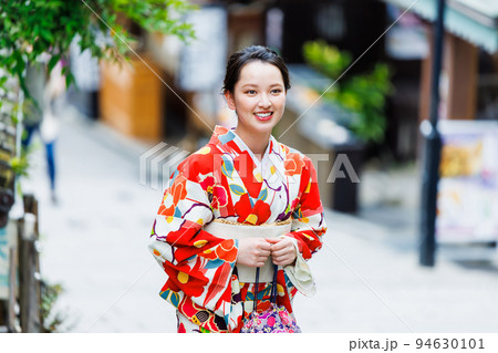 京都の街並みを歩く着物姿の女性 94630101
