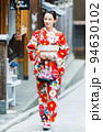 京都の街並みを歩く着物姿の女性 94630102
