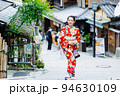 京都の街並みを歩く着物姿の女性 94630109