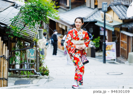 京都の街並みを歩く着物姿の女性 94630109