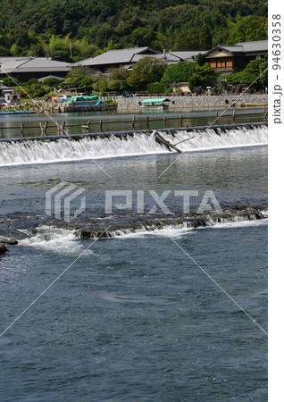 保津川の堰と河岸風景 保津川の堰と河岸風景 94630358