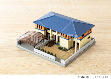 机に置かれた住宅模型 94630548