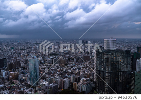 《東京都》目の前に迫るゲリラ豪雨・不安定な大気 94630576