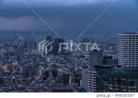 《東京都》目の前に迫るゲリラ豪雨・不安定な大気 94630587