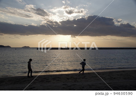 夕暮れ 砂浜の二人 夕暮れ 砂浜の二人 94630590