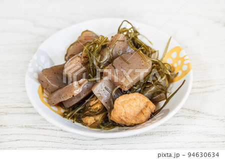 こんにゃくと干し揚げと昆布の煮物 94630634