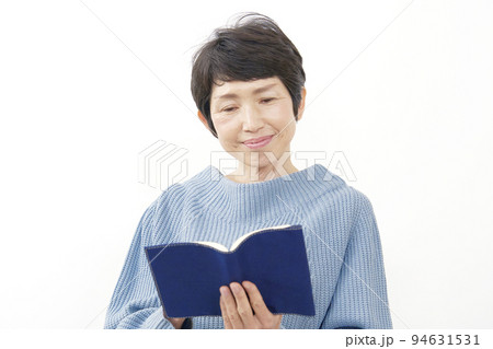 本を読む中年女性　白背景 94631531