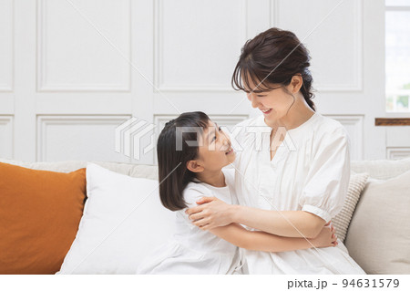 親子　ライフスタイル　スキンシップ 94631579