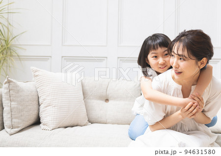 親子　ライフスタイル　スキンシップ 94631580