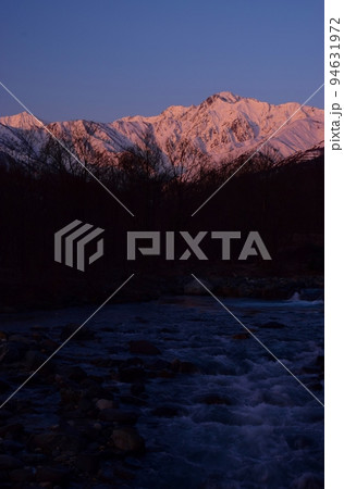 朝日に輝く白馬村 五竜岳 朝日に輝く白馬村 五竜岳 94631972