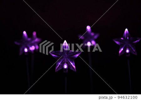 紫色に輝く星型のイルミネーション 94632100