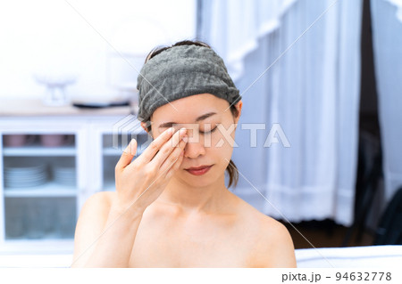 自宅でヘアターバンを巻いている若い女性 自宅でヘアターバンを巻いている若い女性 94632778