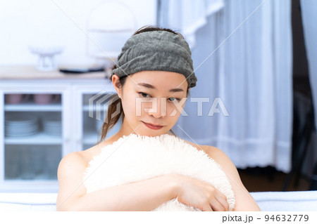 自宅でヘアターバンを巻いている若い女性 自宅でヘアターバンを巻いている若い女性 94632779