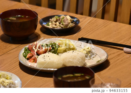 ログハウスで朝食、一汁三菜 ログハウスで朝食、一汁三菜 94633155