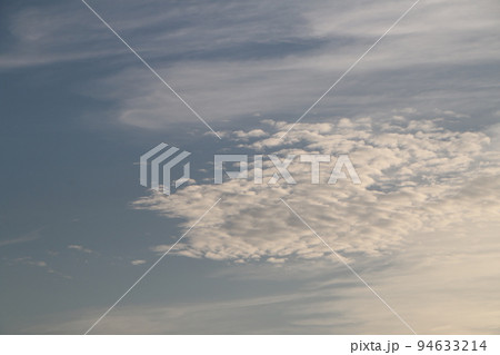 秋の青空と白い雲 秋の青空と白い雲 94633214