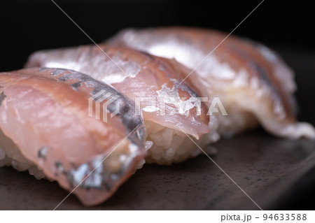 【料理】鯵の握り寿司　黒背景 94633588