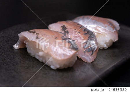 【料理】鯵の握り寿司　黒背景 94633589