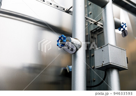 ステンレス製パネルタンクと給水管のゲートバルブ常時閉 94633593