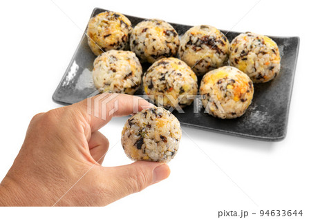 指で摘んだ韓国風おにぎり、チュモッパ 94633644
