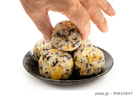 指で摘んだ韓国風おにぎり、チュモッパ 94633647