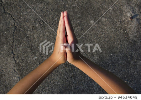 手 トップアングル 祈り 94634048