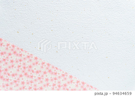白背景にピンクの桜の和紙の背景素材 94634659