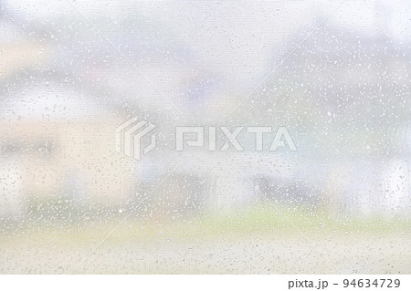 雨の日の窓ガラス越しの街並み。梅雨、台風のイメージ。 94634729