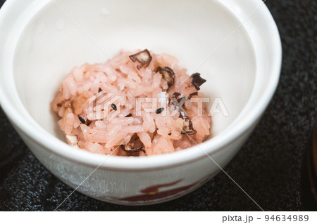 小さな器に盛られた一口サイズの赤飯 94634989