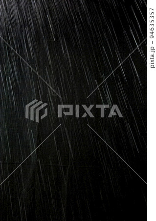 黒い背景に雨が降る 黒い背景に雨が降る 94635357