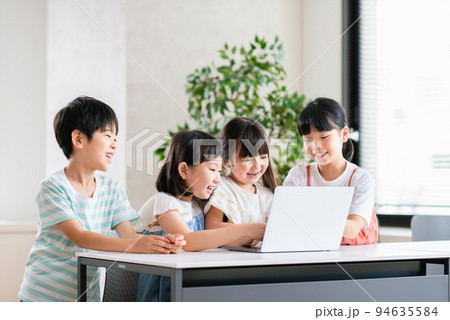 プログラミングの勉強をする小学生 94635584