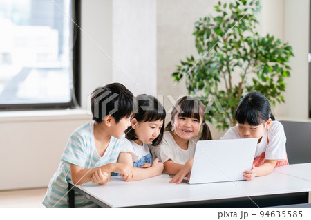 プログラミングの勉強をする小学生 94635585