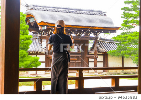 嵐山天龍寺観光を楽しむ女性 嵐山天龍寺観光を楽しむ女性 94635883