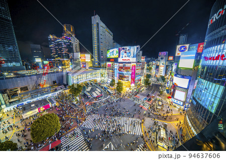 渋谷のスクランブル交差点 夜 94637606