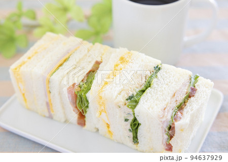 美味しいミックスサンドウィッチとコーヒーの朝食 美味しいミックスサンドウィッチとコーヒーの朝食 94637929
