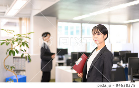 オフィスで働く若いビジネスウーマン 94638278