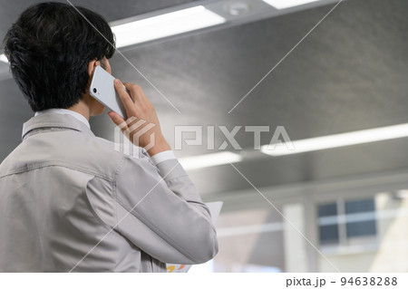 職場で働くビジネスパーソン 94638288