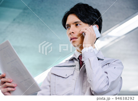 職場で働くビジネスパーソン 94638292