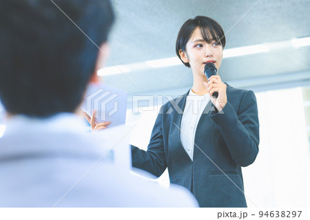 職場で働くスーツを着たビジネスパーソン 94638297
