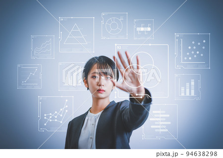 画面を見る女性 画面を見る女性 94638298