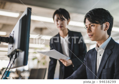 職場で働くスーツを着たビジネスパーソン 94638299