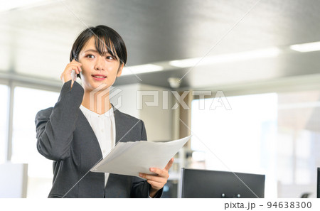 職場で働くスーツを着たビジネスパーソン 職場で働くスーツを着たビジネスパーソン 94638300