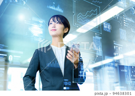 職場で働くスーツを着たビジネスパーソン 94638301