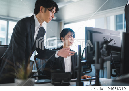 新入社員を指導する上司の男性 94638310
