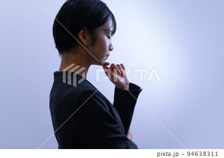 職場で働くスーツを着たビジネスパーソン 94638311