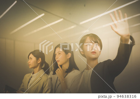 職場で働くスーツを着たビジネスパーソン 94638316