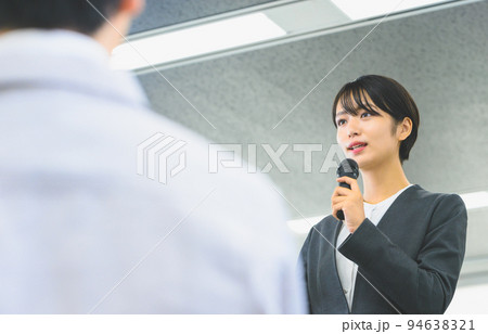 職場で働くスーツを着たビジネスパーソン 職場で働くスーツを着たビジネスパーソン 94638321