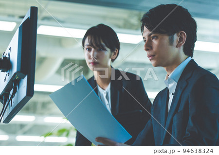 職場で働くスーツを着たビジネスパーソン 94638324