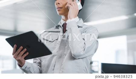 オフィスで電話をする 94638325