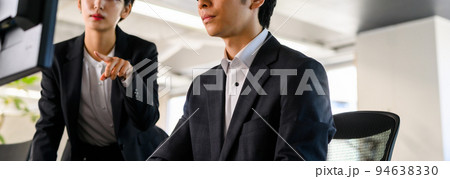 職場で働くスーツを着たビジネスパーソン 職場で働くスーツを着たビジネスパーソン 94638330